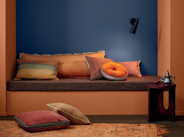 Die aufregende Kombination von Nachtblau und Kupferorange aus der Alpina pure farben Kollektion setzt diese Sitznische besonders kontrastreich in Szene. Foto: Alpina pure farben/akz-o