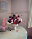Bildunterschrift: Von zartem Rosa bis zu dunklem Rot sind in diesem Bouquet diverse Nuancen vertreten. Ähnlich vielfältig ist die Liste der Blumen: von der Nelke bis zum Wiesenknopf, von der Rose bis zur Levkoje, vom Rittersporn bis zur Ranunkel. Foto: 1000 gute Gründe/ _wohngefuehl/akz-o