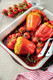 Bildunterschrift: Ein gesunder Hochgenuss: mit Couscous gefüllte Paprika, die mit Tomaten im Ofen geschmort werden. Foto: 1000 gute Gründe/ Tanja Farwick/akz-o