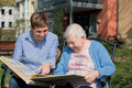 Bildunterschrift: Die Abrechnungsmöglichkeiten über die Pflegeversicherung machen die Senioren-Assistenz zu einer Tätigkeit mit Sicherheitsnetz. Foto: Janina Engelmann/akz-o