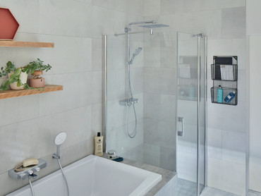 Eine häufige Badsituation: Die Duschkabine ist direkt neben der Badewanne platziert. Die PEGA Pendeltür wurde mit einer feststehenden verkürzten Seitenwand kombiniert, die auf Maß gefertigt wurde. Foto: Kermi GmbH/akz-o