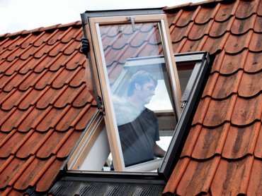 Ein Austausch alter Dachfenster gegen neue Modelle mit guten Wärmedämmwerten hilft, steigende Energiekosten zu kompensieren. Foto: Velux/akz-o