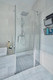 Bildunterschrift: Die Duschkabine PEGA von Kermi passt mit ihrem sanft gerundeten Design perfekt in dieses freundliche Badezimmer. Foto: Kermi GmbH/akz-o