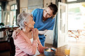 Bildunterschrift: Vor allem ältere Menschen haben ein erhöhtes Risiko für einen schweren Corona-Verlauf. Foto: Halfpoint/stock.adobe.com/akz-o