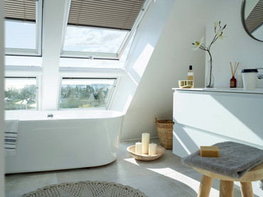 Die Lichtlösung Quartett mit zwei bodentiefen Dachfenstern nebeneinander bietet einen besonders weiten Ausblick, der im Badezimmer zum Highlight wird. Foto: Velux/akz-o