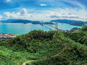 Blick auf das grüne Hongkong und die Tsing-Ma-Brücke. Foto: Hong Kong Tourism Board/akz-o