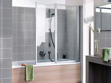 Mit der neuen, innovativen Klebetechnik KermiGLUE können ausgewählte Badewannenaufsätze der Serien VARIO 2000 und PEGA einfach ohne Bohren angeklebt werden. So wird nahezu jede Standard-Badewanne im Nu zu einer vollwertigen Duschkabine und man kann duschen, ohne dass Spritzwasser nach draußen spritzt. Foto: Kermi GmbH/akz-o