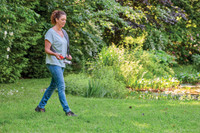 Es grünt so grün: Wellness für einen gleichmäßig kräftigen Rasen Es grünt so grün: Wellness für einen gleichmäßig kräftigen Rasen