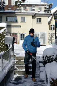 Räumpflicht in Deutschland: Wer muss wann Schnee schippen und streuen? Räumpflicht in Deutschland: Wer muss wann Schnee schippen und streuen?
