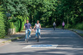 Bildunterschrift: Aktiv unterwegs – mit dem Rad lässt sich die herrliche Region rund um Timmendorfer Strand aktiv und doch entspannt erkunden. Foto: Olaf_Malzahn/TSNT/akz-o