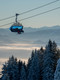 Bildunterschrift: Die moderne Sudelfeldkopfbahn bringt Wintersportler im komfortablen 8er-Sessel schnell nach oben. Foto: Bergbahnen Sudelfeld/Dietmar Denger/akz-o
