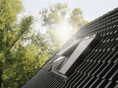 Durch Rollläden ist eine bis zu 7,5 °C reduzierte Raumtemperatur im Sommer möglich. Foto: Velux/akz-o