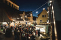 Bildunterschrift: Weihnachtsstimmung aus der Vogelperspektive: Der Weihnachtsmarkt in Forchtenberg im Hohenlohekreis verwandelt die historische Altstadt in eine stimmungsvolle Kulisse mit festlich beleuchteten Ständen und Fachwerkhäusern.Foto: Tourima Tourismus GmbH/Stefan Leitner/akz-o