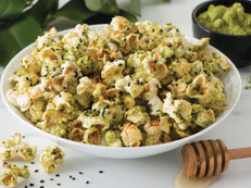 Der Klassiker ganz trendy: Popcorn mit Honig und Matcha Foto: Popcorn Board/akz-o