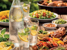 Erfrischend und vielseitig: Mineralwasser ergänzt an warmen Sommertagen den Grillgenuss perfekt – ob zu saftigem Fleisch, gegrilltem Gemüse oder als Begleiter zum Wein. Foto: KI-generiert/Gerlinde Mock/akz-o