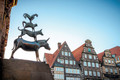 Bildunterschrift: Die Bremer Stadtmusikanten auf dem Marktplatz zählen zu den bekanntesten Wahrzeichen der Hansestadt und sind ein beliebtes Fotomotiv. Foto: Carina Tank/WFB Bremen/akz-o