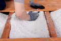 Bildunterschrift: Mit einer Schüttdämmung werden lose, trockene und sehr kleinteilige Dämmstoffe in Hohlräume in Decken, Wänden, Fußböden oder im Dach geschüttet. Foto: Knauf Performance Materials/akz-o