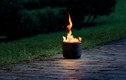 Bildunterschrift: Die Feuerfackel erweckt den abendlichen Garten zum Leben. Foto: Leda Werk/akz-o