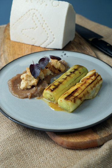 Pecorino Romano DOP veredelt gegrillten Lauch