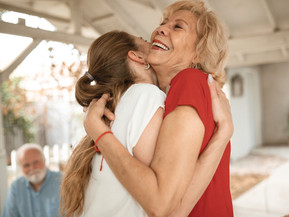 Gemeinsame Momente schenken Lebensfreude – eine gute Versorgung mit Mikronährstoffen kann Frauen in jeder Lebensphase unterstützen. Foto: pexels.com/akz-o