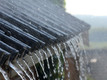 Bildunterschrift: Über eine Dachfläche von 100 Quadratmetern lassen sich bis zu 80 Kubikmeter Wasser im Jahr auffangen. Foto: Willowpix/iStock.com/Intewa/akz-o