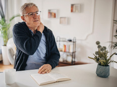 Bei unspezifischen Nacken- oder Kreuzschmerzen genügt oftmals schon eine vorübergehende Schmerzbehandlung. Foto: South_agency/gettyimages.com/akz-o