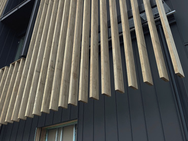 Lamellenfassade aus Holz: Für ein optisch ansprechendes Ergebnis und eine effiziente Montage wurde jetzt der Verbinder „LamellenFix“ entwickelt. Foto: SIHGA GmbH/akz-o