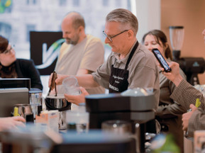 Gemeinsam Kaffeetrinken – eine Form des sozialen Miteinanders Foto: Nespresso/akz-o