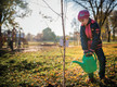 Bildunterschrift: Der Herbst eignet sich hervorragend für neue Pflanzungen, da die Temperaturen noch gemäßigt und der Boden noch warm ist. So können die neuen Pflanzen gut anwurzeln vor dem Winter. Foto: YouraPechkin/stock.adobe.com/Bund deutscher Baumschulen (BdB) e.V./akz-o