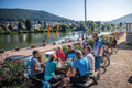 Bildunterschrift: Unterwegs steht nicht nur die Bewegung im Vordergrund, sondern das erFAHREN und spannende Geschichten zu hören, auch über Besonderheiten am Wegesrand. Foto: Adrian Weng/Landratsamt Rhein-Neckar-Kreis/akz-o
