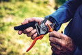 Bildunterschrift: Bei der Amboss-Schere wird nur die Klinge bearbeitet, nicht die flache Unterlage. Foto: Gebr. Schröder GmbH/akz-o