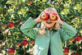 Bildunterschrift: Ein Familiengarten lädt zum Klettern und Entdecken und natürlich auch zum Naschen ein. Foto: Maryana/stock.adobe.com/Bund deutscher Baumschulen e.V./akz-o