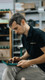 Bildunterschrift: Gefragt sind Fachkräfte, die technisches Verständnis mit betriebswirtschaftlichem Know-how verbinden. Foto: Pexels Bulat369/IST-Studieninstitut GmbH/akz-o
