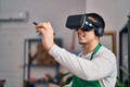 Bildunterschrift: Bei der Gewinnung von Azubis setzt die Glasindustrie modernste Technologien ein. Mittels VR-Brille können Interessierte virtuell in den Beruf hineinschnuppern. Foto: Krakenimages.com/stock.adobe.com/akz-o