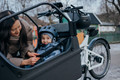 Bildunterschrift: Ob Kinder, Sportausrüstung oder der Wocheneinkauf – im Familienalltag gibt es oft vieles zu transportieren. Immer mehr Menschen nutzen die flexiblen Lastenräder für ihre täglichen Wege – vor allem auf kurzen Strecken in der Stadt oder auf dem Dorf. Foto: Robert Bosch GmbH/akz-o