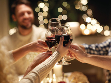 Unkomplizierter Genuss für gemütliche Herbstabende: Fruchtiger Rotwein trifft cremigen Ofenkäse