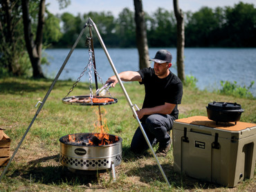 Die sichere Alternative zum traditionellen Lagerfeuer ist eine Feuerschale, weil sie das Feuer umschließt und so den Funkenflug minimiert. Foto: Steffen Kirschner/Petromax/akz-o