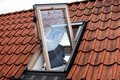 Bildunterschrift: Ein Austausch alter Dachfenster gegen neue Modelle mit guten Wärmedämmwerten hilft, steigende Energiekosten zu kompensieren. Foto: Velux/akz-o