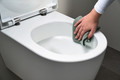 Bildunterschrift: Hygiene-Boost: Das spülrandlose Design mit minimalistischem Innenleben reduziert den Reinigungsaufwand erheblich. Zusätzlich gewährleistet die neue Keramikglasur DuraShield mit antibakterieller Wirkung optimale Hygienestandards und Sauberkeit. Foto: Duravit AG/akz-o