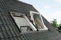 Bildunterschrift: Wer die Heizkosten so weit wie möglich reduzieren möchte, sollte beim Dachfensteraustausch auf energieeffiziente Verglasung der neuen Dachfenster achten. Foto: Velux/akz-o