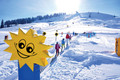 Bildunterschrift: Die jüngsten Skizwerge sammeln im geschützten Kinderland spielerisch ihre allerersten Pistenkilometer. Foto: Top On Snow Sudelfeld/akz-o