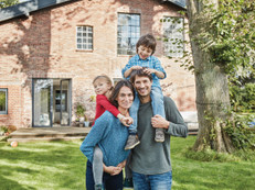 Wer im Alter mietfrei wohnen möchte, kann mit höheren staatlichen Zuschüssen und erweiterten Fördermöglichkeiten rechnen. Foto: Westend61/gettyimages.com/LBS/akz-o