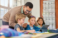 Bildunterschrift: Digitale Lernlösungen können Lehrkräfte dabei unterstützen, auf unterschiedliche Lernstände im Klassenzimmer einzugehen. Foto: Rido/shutterstock.com/sofatutor/akz-o