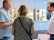 Bildunterschrift: Ganz einfach zum guten Badezimmer: In den Badstudios des Handwerks und in den Ausstellungen des Großhandels stehen die SHK-Profis Rede und Antwort. Foto: Vereinigung Deutsche Sanitärwirtschaft e.V. (VDS)/akz-o