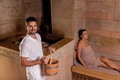 Bildunterschrift: In modernen Thermen, Freizeitbädern, Wellnesshotels und Spa-Einrichtungen sind qualifizierte Mitarbeiter gefragt. Foto: IST-Studieninstitut/akz-o