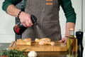 Bildunterschrift: Wer es besonders aromatisch mag, füllt dünnflüssige BBQ-, Honigsenf- oder Teriyaki-Sauce in den Grill Star. Foto: Birchmeier/akz-o