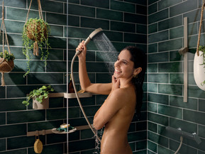 Duschköpfe und Regenduschen mit der EcoSmart Technologie verbrauchen bei 3 bar Wasserdruck bis zu 40 Prozent weniger Wasser als herkömmliche hansgrohe Duschen, mit der EcoSmart+ Variante sogar bis zu 60 Prozent weniger. Viele EcoSmart Brausen verbrauchen so nur bis zu 8 Liter pro Minute, mit EcoSmart+ nur bis zu 6 Liter pro Minute (jeweils bei 3 bar). Das Duschvergnügen bleibt immer konstant. Foto: hansgrohe/Hansgrohe SE/akz-o