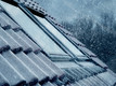 Bildunterschrift: Wer seine Dachfenster rechtzeitig erneuert, muss in der Heizperiode weniger Sorge vor steigenden Energiekosten haben. Foto: Velux/akz-o