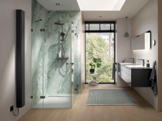 Ein echter Hingucker: RenoDeco Marmor, Onyx-Grün schafft in Kombination mit Feinputz-Greige eine elegante und moderne Atmosphäre im Bad. Die kontrastreiche Maserung innerhalb der Dusche setzt einen edlen Akzent in der Badgestaltung. Foto: HSK Duschkabinenbau KG/akz-o