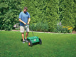 Bildunterschrift: Mit einem Streuwagen wird der Rasendünger gleichmäßig auf der Fläche ausgebracht. Foto: Evergreen Garden Care/akz-o